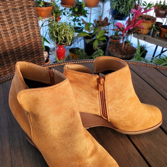 Rust colored, spring summer, and fall boots - Picture 2 of 2